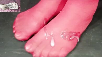 ESPORRANDO OS PÉS DA MINHA PUTA