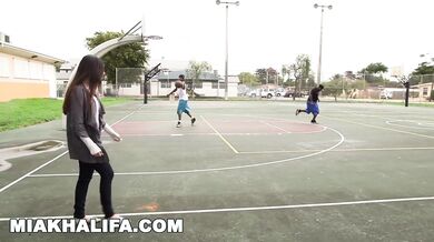 MIA KHALIFA - Mon petit ami ne me laisse pas faire un plan à trois, alors j'ai couché avec deux homm