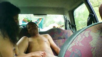 Je suce mon mec dans la voiture