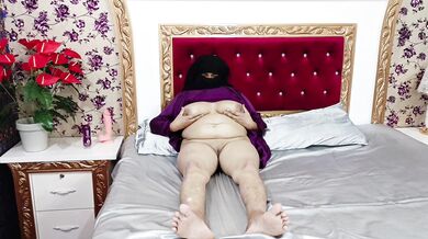 Muslim Niqab Curvy Milf Masturbating