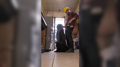 Mia Niqab Paying the Builder