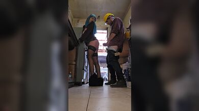 Mia Niqab Paying the Builder