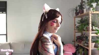 Dva cosplay stripping and twerking