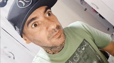 I played cards with my cousin and noticed that she had no panties on!