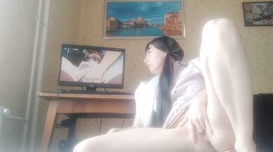 Похотливая школьница любит удовлетворять себя и смотреть аниме.