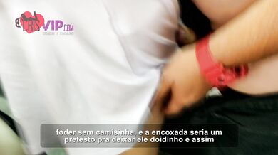 Cristina Almeida se exibe para o vendedor na frente do marido corno e depois é fodida sem camisinha.