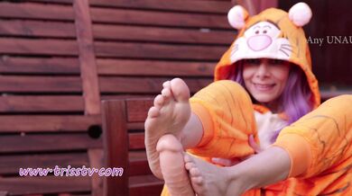 FOOTJOB OUTDOOR WEARING A TIGER COSTUME