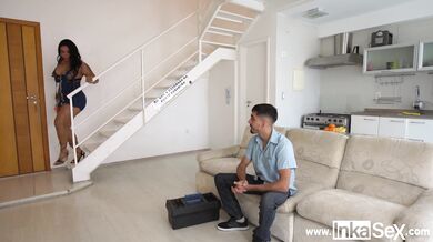 AUXILIO tremenda mujer somete a un pobre gasfitero