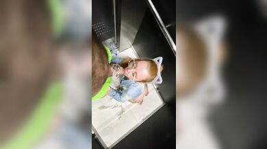 Ruiva gostosa é pega de surpresa no elevador e acaba caindo de boca antes de levar piroca na buceta