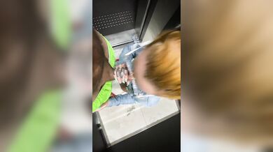 Ruiva gostosa é pega de surpresa no elevador e acaba caindo de boca antes de levar piroca na buceta