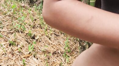 Me pillan haciendo pipi en el bosque y me cogen fuerte por el culo