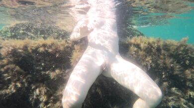 Slim girl swims naked in sea and masturbate her pussy