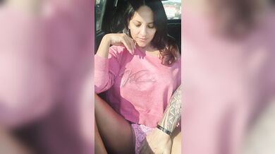 Bati uma siririca me exibindo na estrada para os caminhoneiros