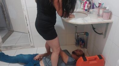 ვუპასუხე სანტექნიკოსს ტრუსის გარეშე კაბაში! მისი დიკი მინდა მივიღე?