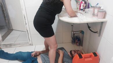 ვუპასუხე სანტექნიკოსს ტრუსის გარეშე კაბაში! მისი დიკი მინდა მივიღე?