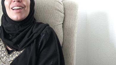 une femme musulmane française laisse un garçon noir jouir dans sa bouche et avale son sperme