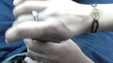 Une jeune pute algérienne baise dans la voiture avec une grosse bite de black à Marseille