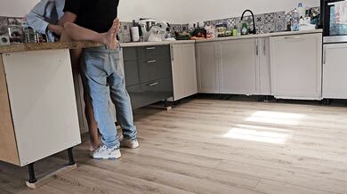 Je baise la femme de ménage pendant que ma femme travaille ,elle gicle dans toute la cuisine amateur