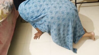 عندما تكون زوجة أبي عالقة تحت السرير ثم أمارس الجنس مع مؤخرتها الكبيرة - Gets Stuck under bed!