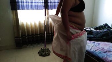 خادمة هندية مثيرة تحصل على مارس الجنس من قبل المالك أثناء تنظيف منزل المالك المصري - Thick Butt Maid
