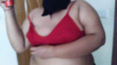 خادمة فندق الحجاب تخلع صدريتها وتظهر حلماتها وهي تجتاح الغرفة ثم تمارس الجنس مع نزلاء الفندق