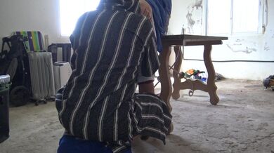 جارتي الفاسقة كانت حمقاء، تم ممارسة الجنس مع كسها، وكانت كلماتها نارية، مما أدى إلى تهيج القضيب