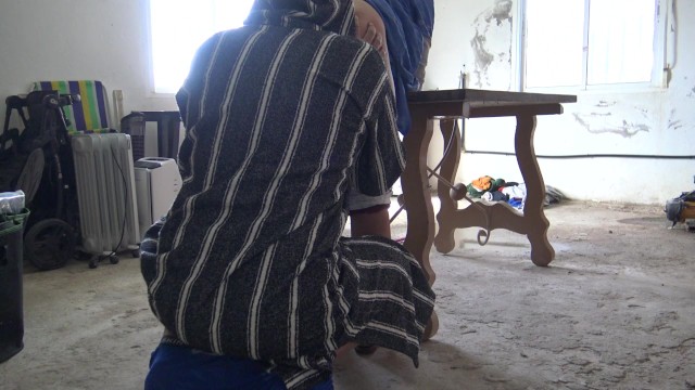 جارتي الفاسقة كانت حمقاء، تم ممارسة الجنس مع كسها، وكانت كلماتها نارية، مما أدى إلى تهيج القضيب