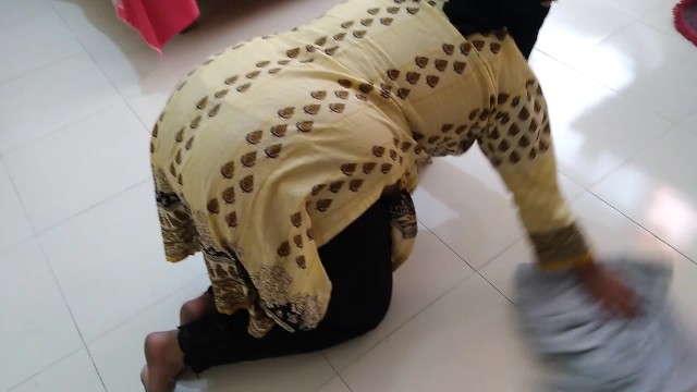 كانت عمتي البنجاب المسلمة الساخنة تنظف المنزل عندما رآها صبي الجيران ومارس الجنس - Punjabi Aunty Sex