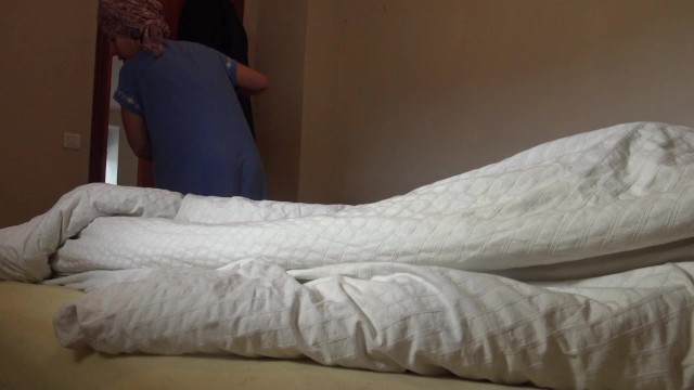 Une femme de ménage algérienne est choquée lorsque le rappeur français montre sa grosse bite noire