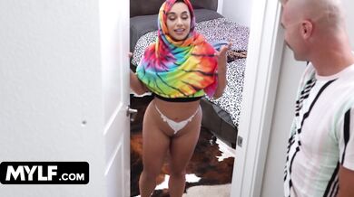 Sexy And Bootylicious Hijab-Wearing Wife Gets Frisky With Her Step-Brother-In-Law - MYLF
