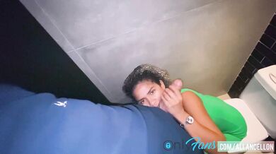 Fui almoçar com uma amiga da academia e ela aceitou transar no banheiro do restaurante , gozei no cu