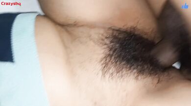 Mientras mis padres no están en casa, mi VECINA está sirviendo mi gran polla