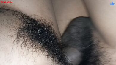 Mientras mis padres no están en casa, mi VECINA está sirviendo mi gran polla