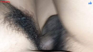 Mientras mis padres no están en casa, mi VECINA está sirviendo mi gran polla