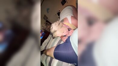 Cum engolir de uma tímida loira tatuagem menina amador vídeo caseiro