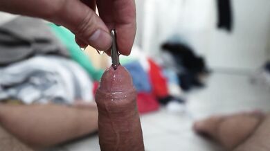 Heimliche Natursektspiele: Dilator der Freundin so tief in Harnröhre gesteckt bis Pisse sprudelt