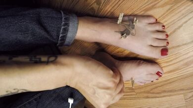 Foot Fetish Chic: The Sensational Seduction of Toe-Tantalizing Clothespins!