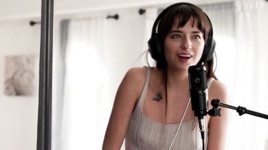 PETITE BEAUTY Lana Smalls Passionately Rides Handsome Man Leo Vice