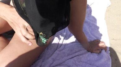 Une fille Algerienne baise en levrette sur une plage publique de Marseille