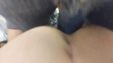 Mademoiselle Blue se dévoile et fait de l'équitation sur mon cul! Pegging hard. Ancrage dur!