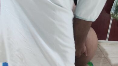 سكس عربي مصري ينيك زوجته السعودية في المطبخ