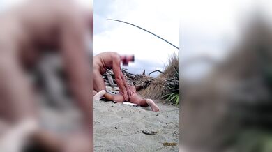 Exhibition et levrette à la plage public