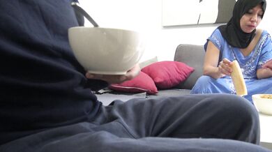 un beau-fils montre sa grosse bite à sa belle-mère algérienne à Marseille