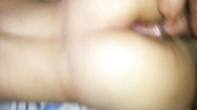 Primer anal le duele pero le encanta