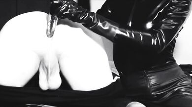 Dilating the slave´s ass for a fuck