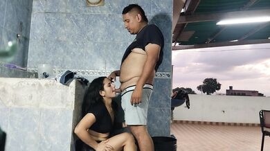 ME FOLLO A MI LINDA HERMANASTRA MIENTRAS ELLA LABA SU ROPA