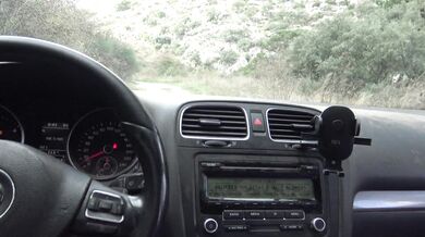 une fille algérienne de Marseille a dans la voiture d'un homme américain plus âgé