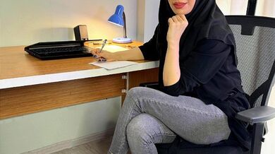 منشی شرکت داشت با موبایل کار می کرد و کارای شرکت مونده بود منم گفتم باید خوشحالم کنیiranian office