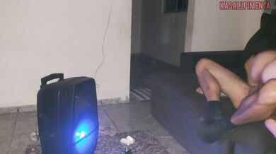 ახალი ბოროტი სოციალურის შემდეგ, აცდუნებს ახალგაზრდას, სანამ ის ყველაფერს გააკეთებს თავისი დიდი დიქით