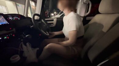 A perverted, big-breasted MILF who masturbates in the car in public even if a young man sees her♡